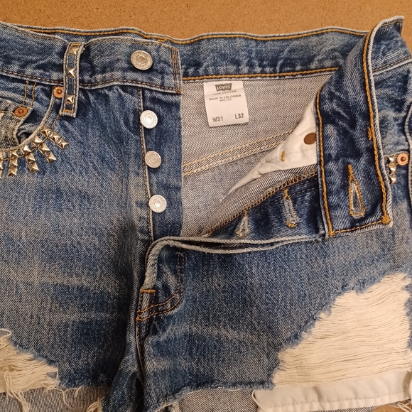 Distressed Studded Levi’s High Rise Shortie Shorts Size 31 - Picture 3 of 5